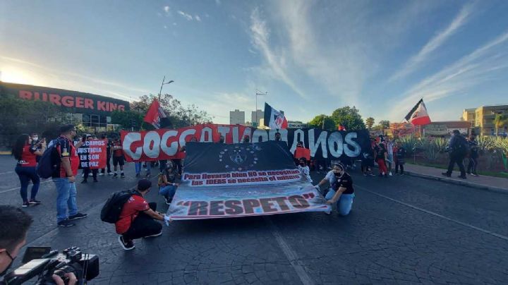 ¡Ellos también marchan! Aficionados del Atlas piden justicia por sanciones ante riña en Querétaro