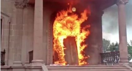 Manifestantes queman puertas del Palacio de Gobierno en Monterrey (VIDEO)