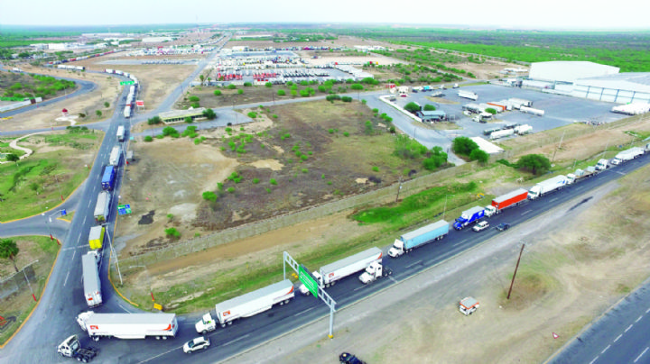 Tardan traileros hasta 3 días en pasar una carga por puente Colombia