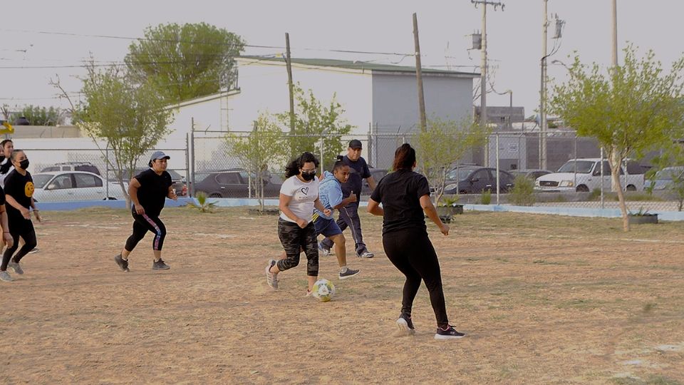 Padres de familia y maestros toman parte en la competencia de futbol