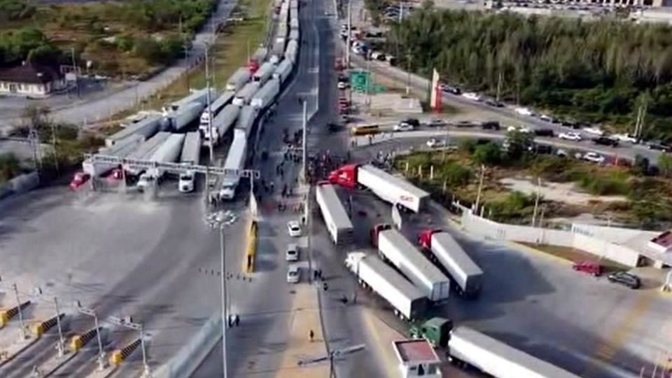 Los choferes bloquearon puente en Reynosa