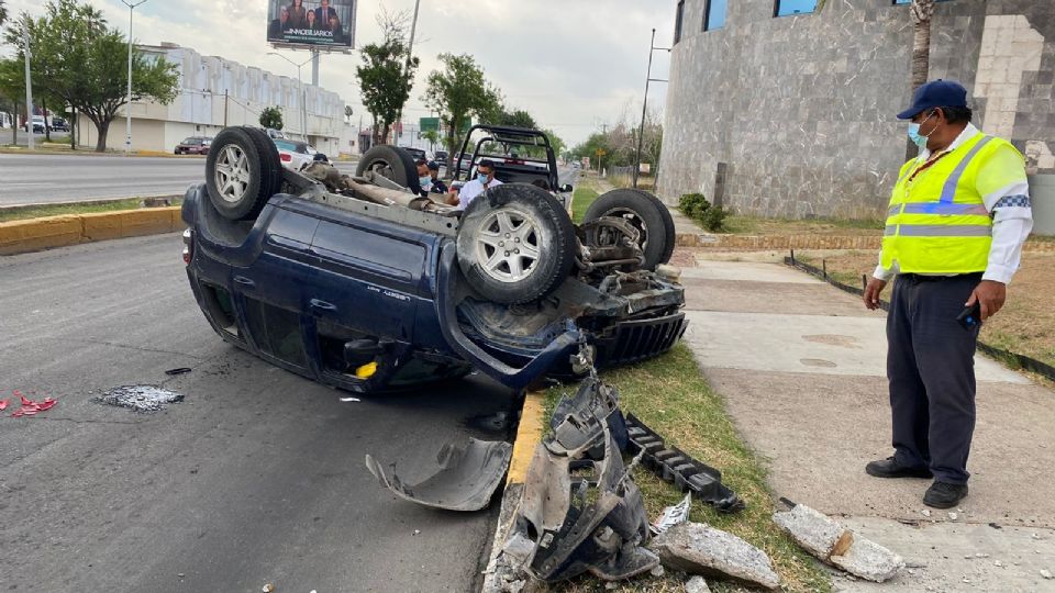 El aparatoso accidente se registró e el crucero de Paseo Colón y Reforma en Nuevo Laredo.