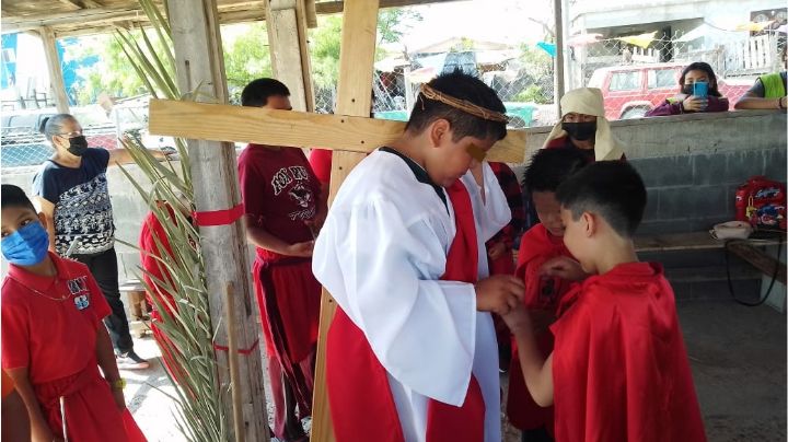 Ciento ochenta niños participan en el viacrucis infantil en la colonias del poniente.