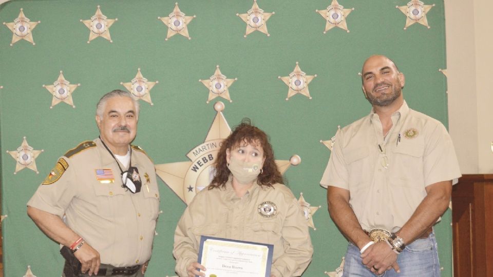 María Dora Ibarra, telecomunicadora 911, galardonada con un premio especial por el sheriff Martín Cuellar y el juez del Condado de Webb, Tano Tijerina