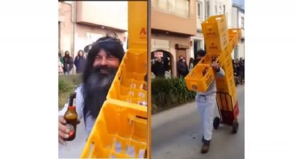 Hombre interpreta a Jesús cargando cruz hecha de cajas de cerveza y se vuelve viral