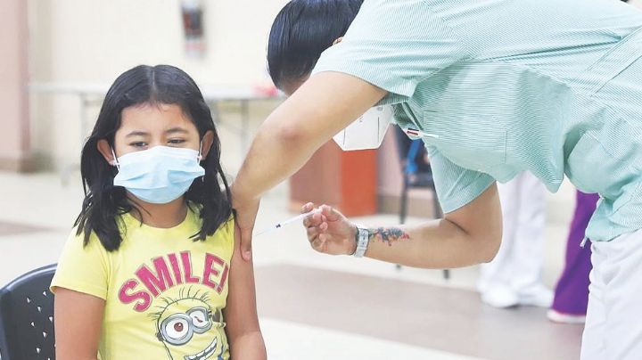 Aplican vacuna a menores