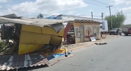 Comerciante deja su puesto solo unos minutos; cuando regresa un trailer lo había arrollado VIDEO