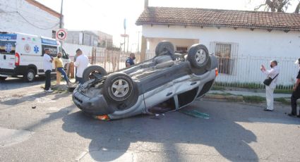 "Me pase el alto por una distracción" Choca y vuelca entre Calle Washington y Mendoza FOTOS