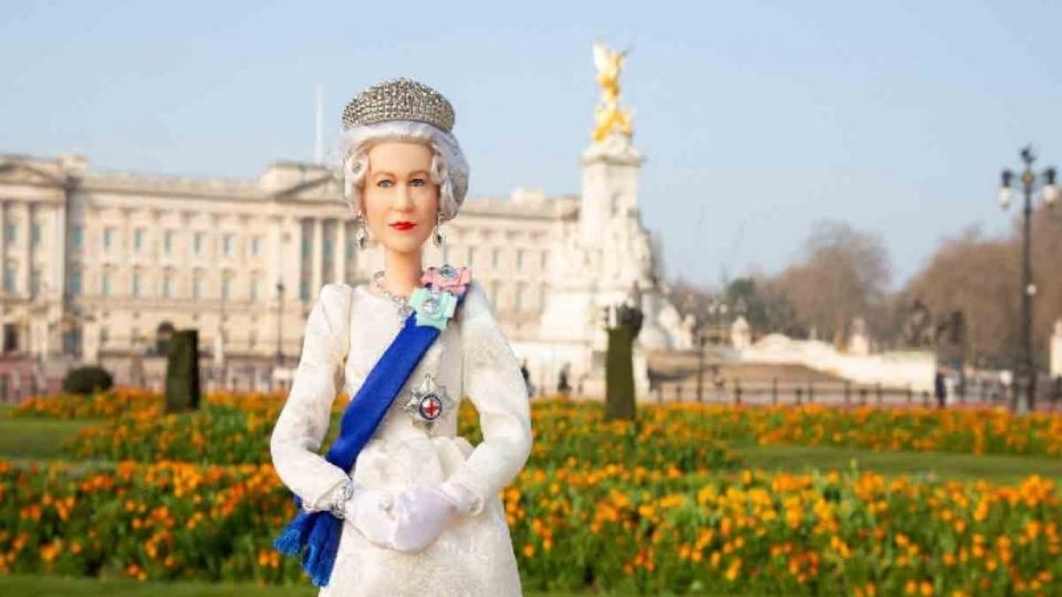 La Reina Isabel II es la primer monarca en celebrar un jubileo de platino, y como regalo, Mattel dispuso una figura de la regente de Inglaterra para conmemorarla