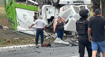 VIDEO: Volcadura de camión de limpia pública en la Carretera Nacional