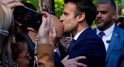 Elecciones Francia 2022: Macron besa calva de hombre para la buena suerte antes de votar