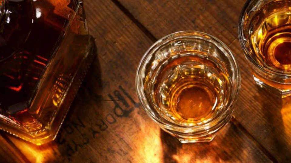 Una abuela le dio whiskey a una niña y murió