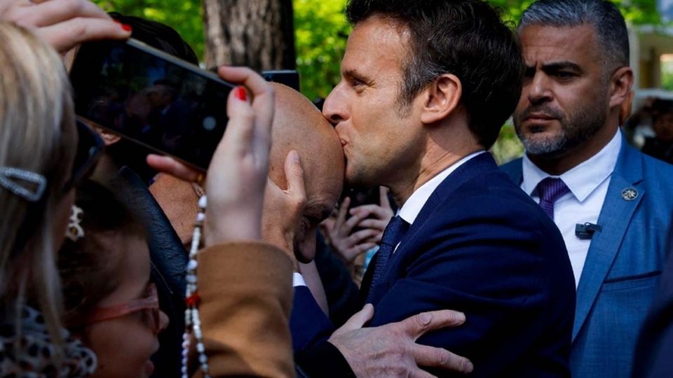En compañía de su mujer Brigitte, el presidente Macron participó en la segunda vuelta de las votaciones de Francia 2022