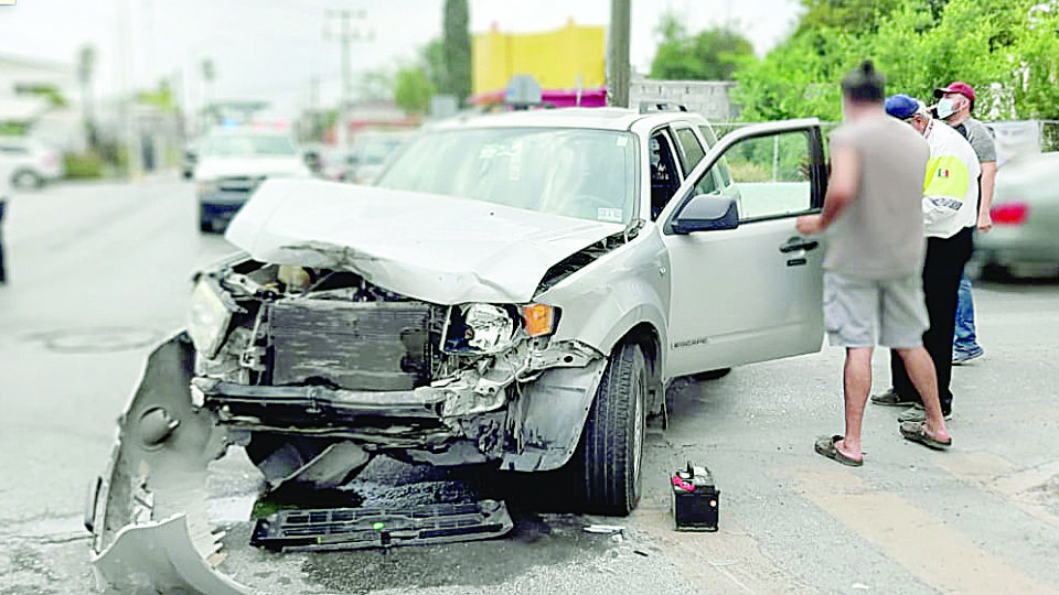 La camioneta fue la que le pegó al auto.