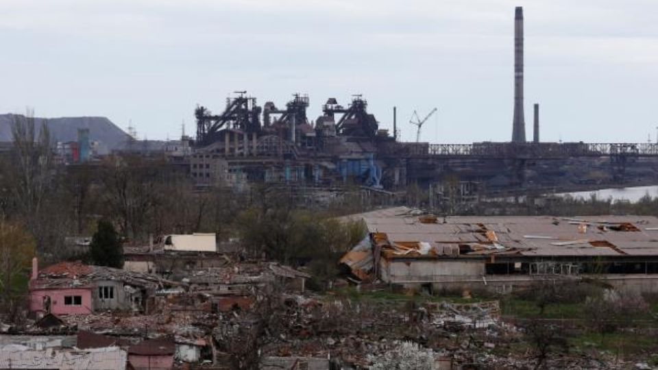 Ante la llegada del ejército ruso, el último bastión de defensa se dispuso en la zona industrial de Mariúpol, donde también se refugiaron los civiles del lugar.