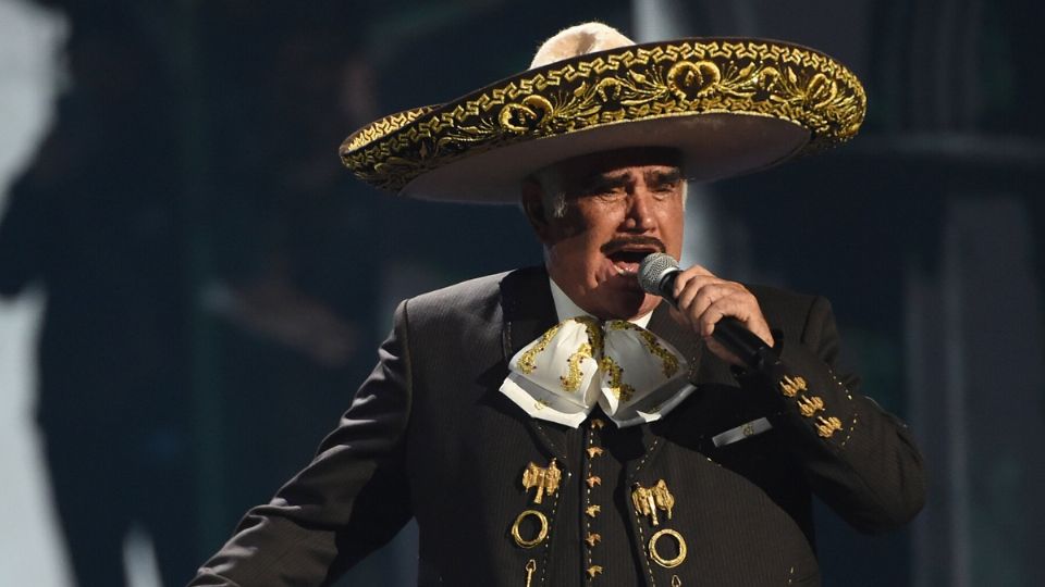 A pocos meses de su muerte, el intérprete mexicano ganó un Grammy por su último disco 'A mis 80s'