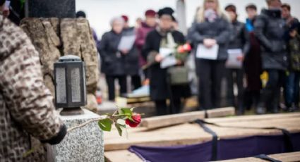 (VIDEO) Mujer 'revive' en su funeral; comenzó a golpear el ataúd antes de ser enterrada.