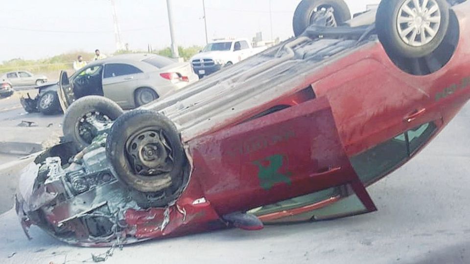 El Chevrolet Aveo terminó volcado después del choque con el Chrysler.