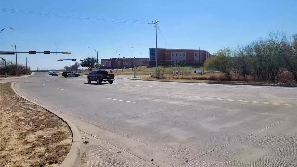 El cruce de Ejido y La Pita Mangana, lo mismo que Las Minas y Pinnacle, así como Las Minas y Camino Verde, ya tienen semáforo funcionando, el jueves empezarán a dirigir el tráfico de manera normal, hoy están intermitentes, para que el público los note.