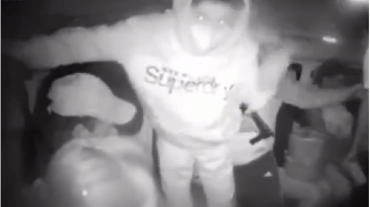 VIDEO FUERTE: Pasajeros impiden asalto en transporte público; asaltantes les disparan.