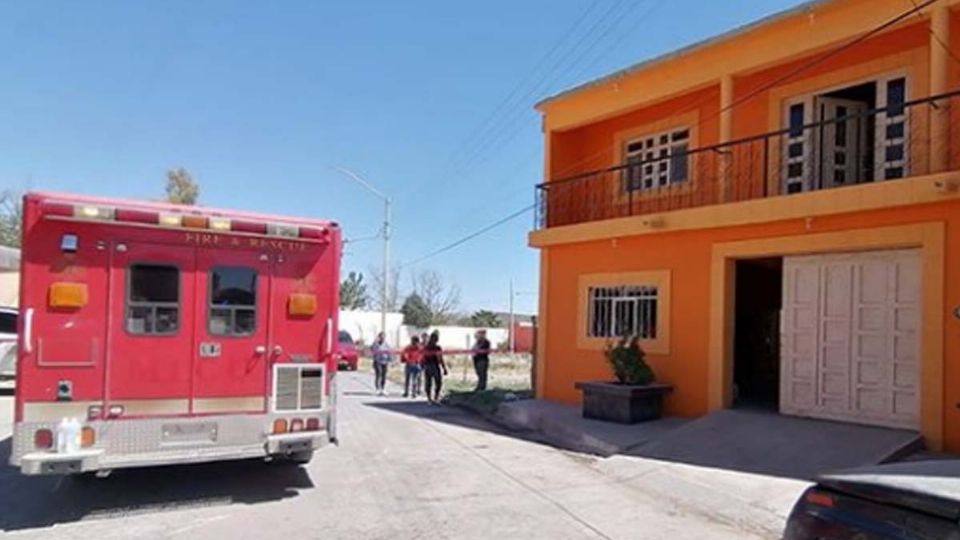 Cuando la esposa pidió a gritos ayuda se acercaron los padres de Gerardo para tratar de defenderla