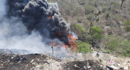 Vuelca tráiler y se incendia en la Cuesta de Mamulique