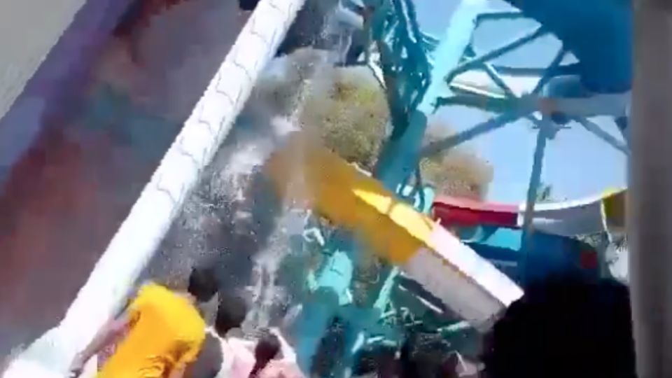 se desprende parte del tobogán y niños caen 10 metros.