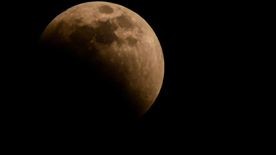 El fenómeno natural reunió a propios y a extraños en las calles, desde sus ventanas o desde los techos de sus casas para apreciar al eclipse Lunar