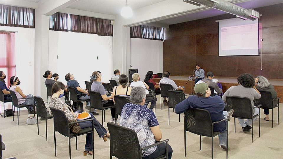 Creativos fronterizos se reunieron en el auditorio de Estación Palabra para escuchar una charla sobre este programa de becas