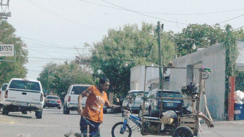 Fierro, aluminio, alambre, pedazos de electrodomésticos que pueda vender, los toma y arroja en la caja plástica que lleva