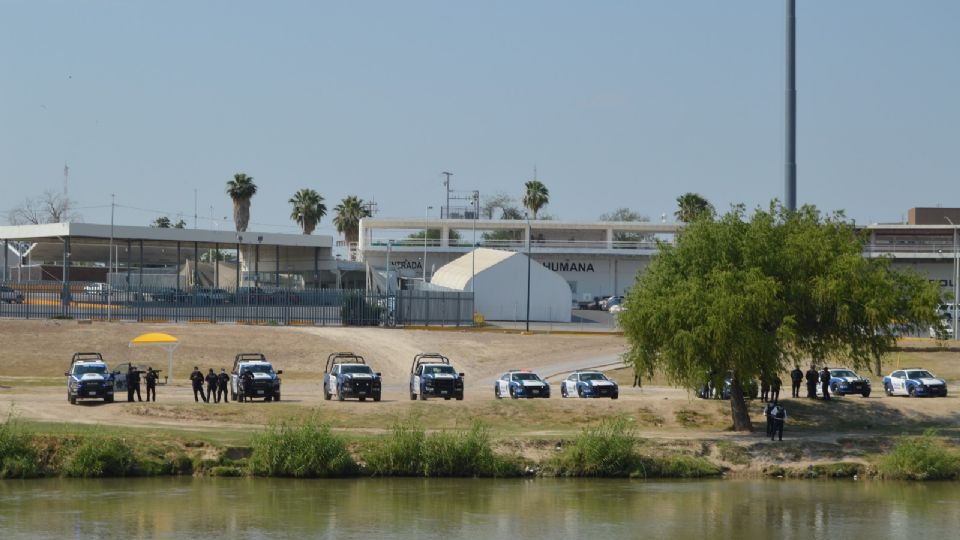 
Mientras en la orilla del río Grande, la Guardia Militar de Texas y los Troopers del DPS vigilaban que no cruzaran indocumentados por el agua, arriba, en la plancha del puente Juárez-Lincoln, una treintena de extranjeros eran expulsados hacia México por la Patrulla Fronteriza.