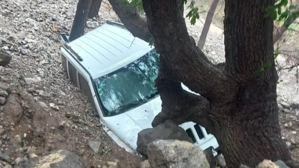 Las autoridades informaron que se trataba de dos mujeres que viajaban a bordo de una camioneta, una pudo salir del vehículo antes de que fuese arrastrado por la corriente del arroyo
