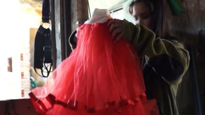Joven pone a la venta su vestido de XV años; no hay dinero para comprar comida para sus hermanos