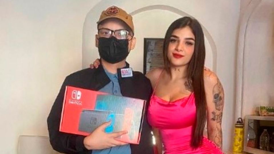 La joven modelo se portó muy generosa y regaló el tratamiento a Sebas