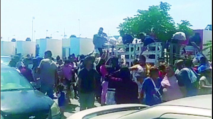 Reparte el PAN despensas; los confrontan ciudadanos