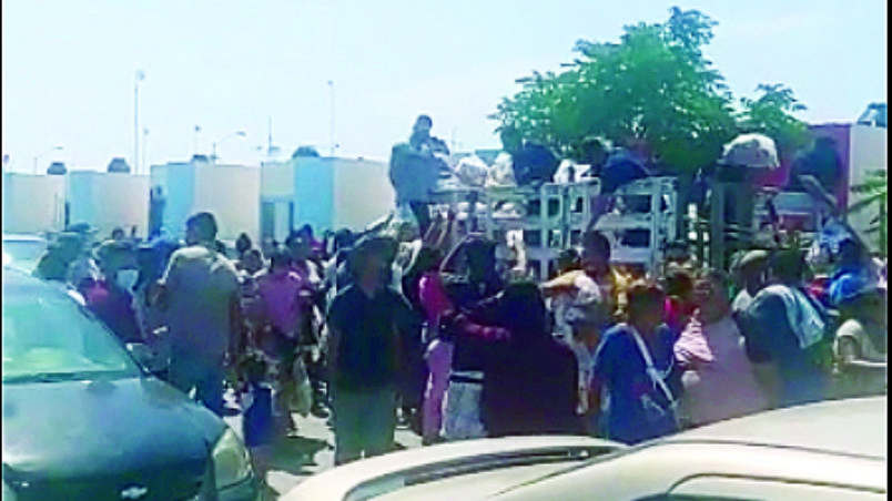 Como volantes de lucha libre, así repartían las despensas en la colonia Valles del Paraíso.