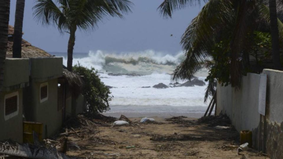 La Onda Tropical número 3, en interacción con otros sistemas podrían forma el nuevo sistema ciclónico llamado Blas en costas sureñas del Océano Pacífico