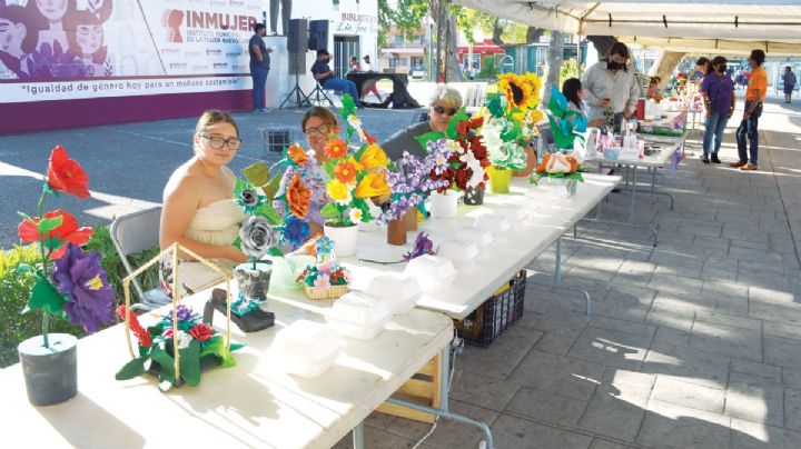 Disfrutan de La Mercadita Feminista del Inmujer