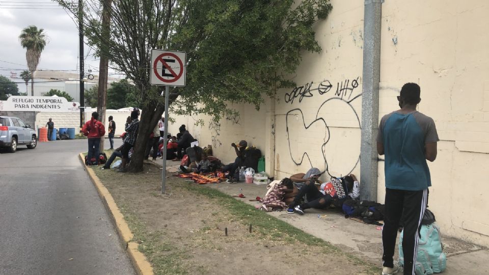 Las familias han tenido que dormir en las calles, pues los refugios están abarrotados