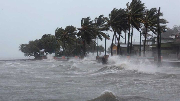 Huracán Agatha toca tierra; atravesaría México para salir al Atlántico y retomar fuerza