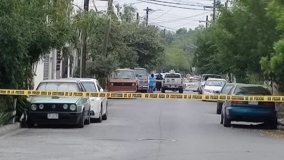 Vecinos de la localidad reportaron el macabro encuentro a las autoridades, ubicando las maletas en un terreno baldío