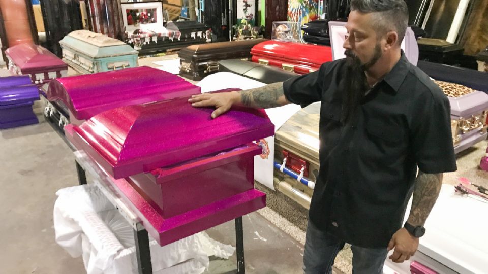 Desde el logo de Tik Tok, perritos, y hasta dinosaurios con linternas sosteniendo pepinillos, fueron los diseños puestos en las cajas, reflejando así el gusto de cada niño muerto en esta tragedia de Uvalde, Texas.