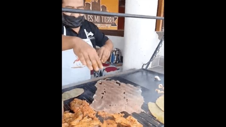 Parrillero de la CDMX asa carne y le llueven críticas (VIDEO)