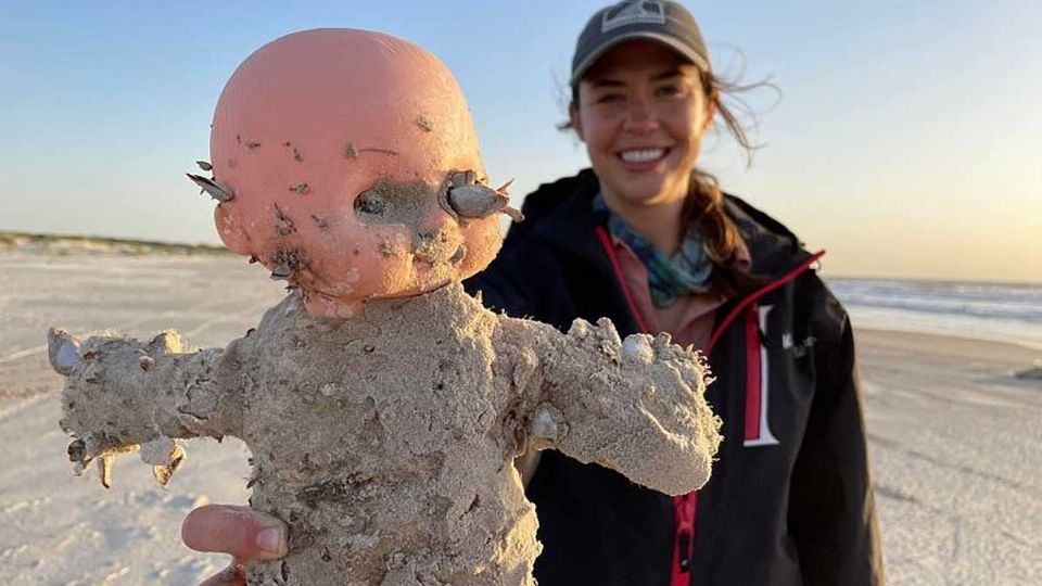 Hallan muñecas terroríficas en la playa