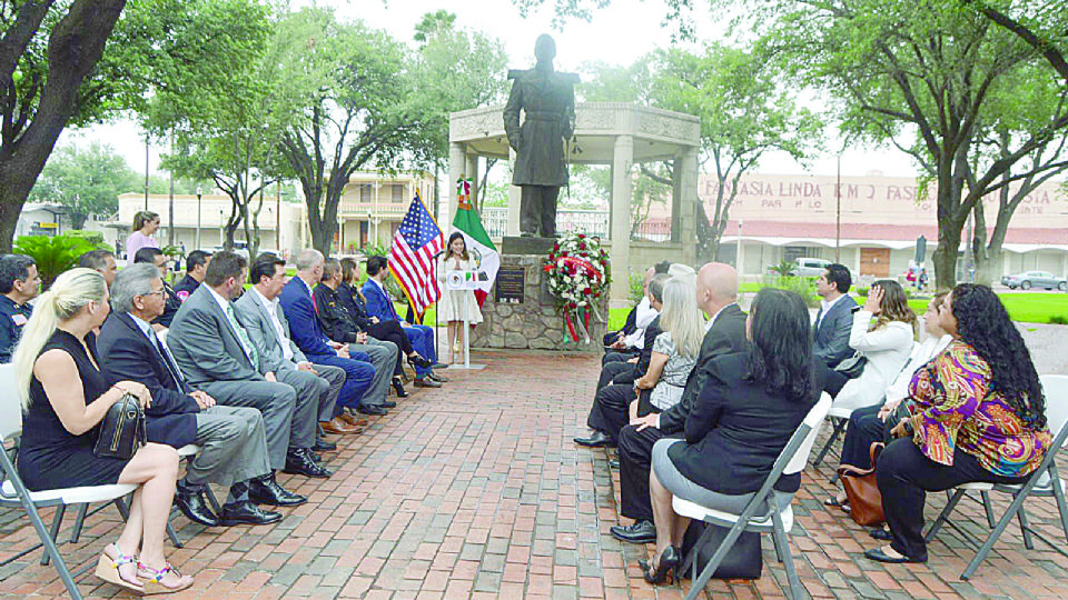 Se realizó una ceremonia especial en la Plaza San Agustín, frente al monumento del General Ignacio Zaragoza.
