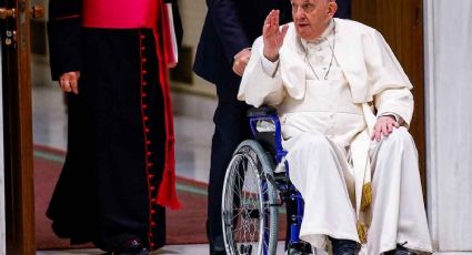 Papa Francisco aparece en silla de ruedas por malestar de sus rodillas