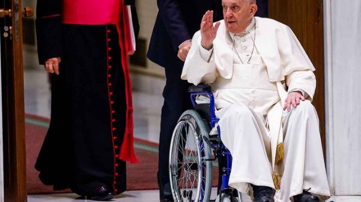 Papa Francisco aparece en silla de ruedas por malestar de sus rodillas