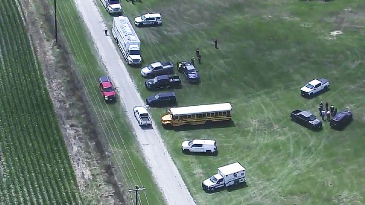 Detienen a inmigrantes: Iban más de 100 apilados en un remolque