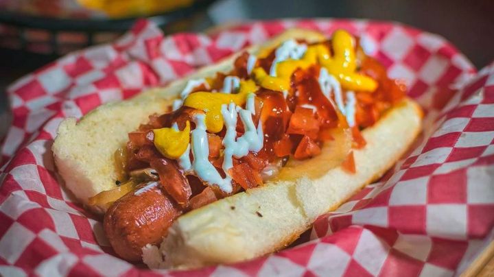 Dan golpiza a hombre por vender hot dogs a 6 dólares en Texas