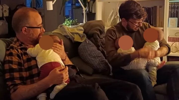 Pareja gay logra adoptar a trillizas: " Es un sueño hecho realidad"
